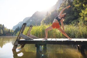 Yoga am Berglsteinersee Breitenbach Kramsach Sommer See Steg Frau Wasser