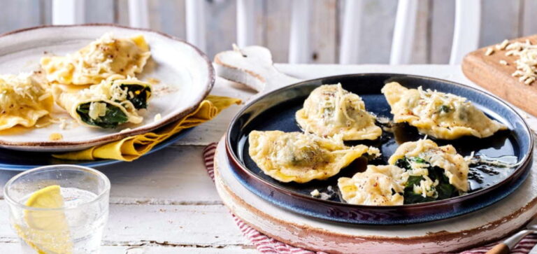 Rustikale Schlutzkrapfen mit Spinat-Ricotta-Füllung auf handgefertigten Keramiktellern