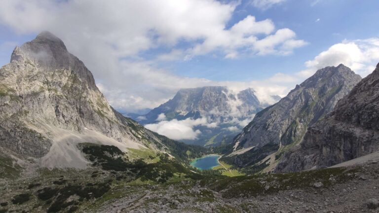 Blick auf den Drachensee und die umliegenden Berge bei Nebel